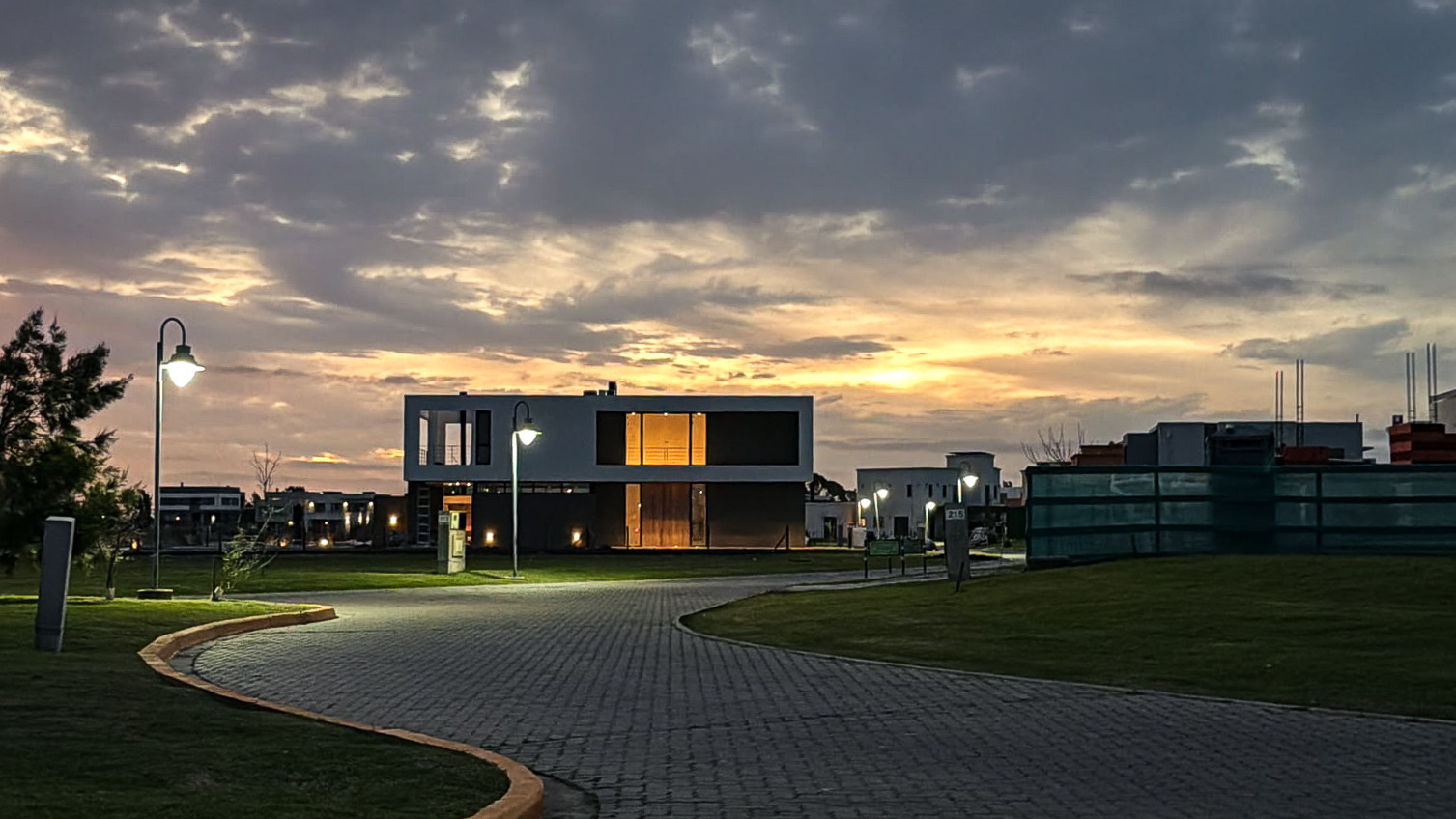Vivienda UWA al atardecer